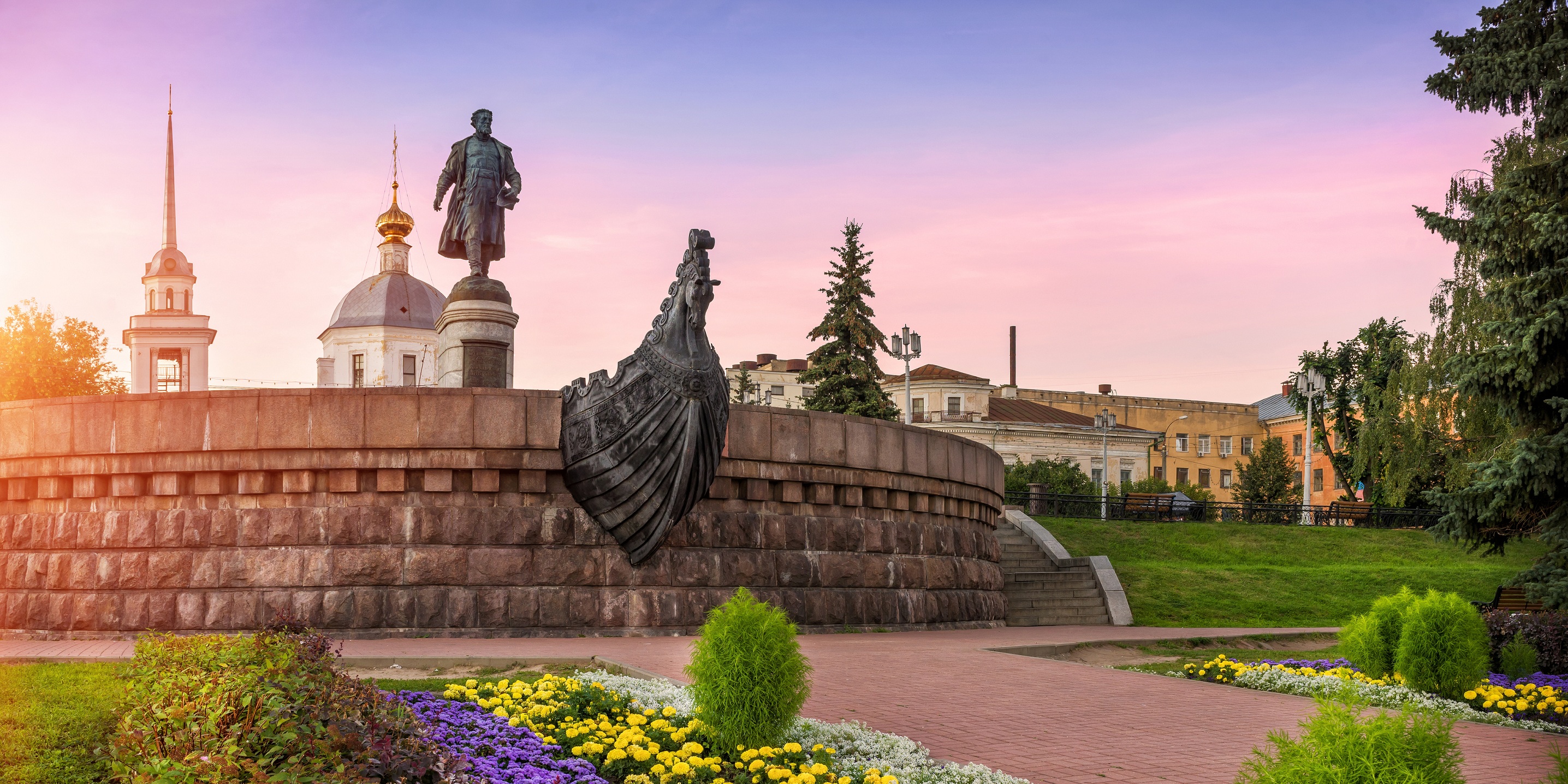 Тверь памятник афанасию. Памятник Афанасию Никитину в Твери. Памятник Афанасию Никитину достопримечательности Твери.