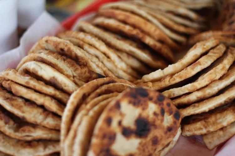 Под мелодичный гудок паровоза